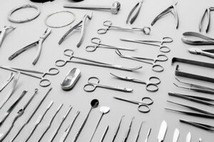 Varias herramientas quirúrgicas